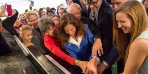 President Fitzsimmons and Dean Stepniak along with students, cut Steinway-shaped cake.